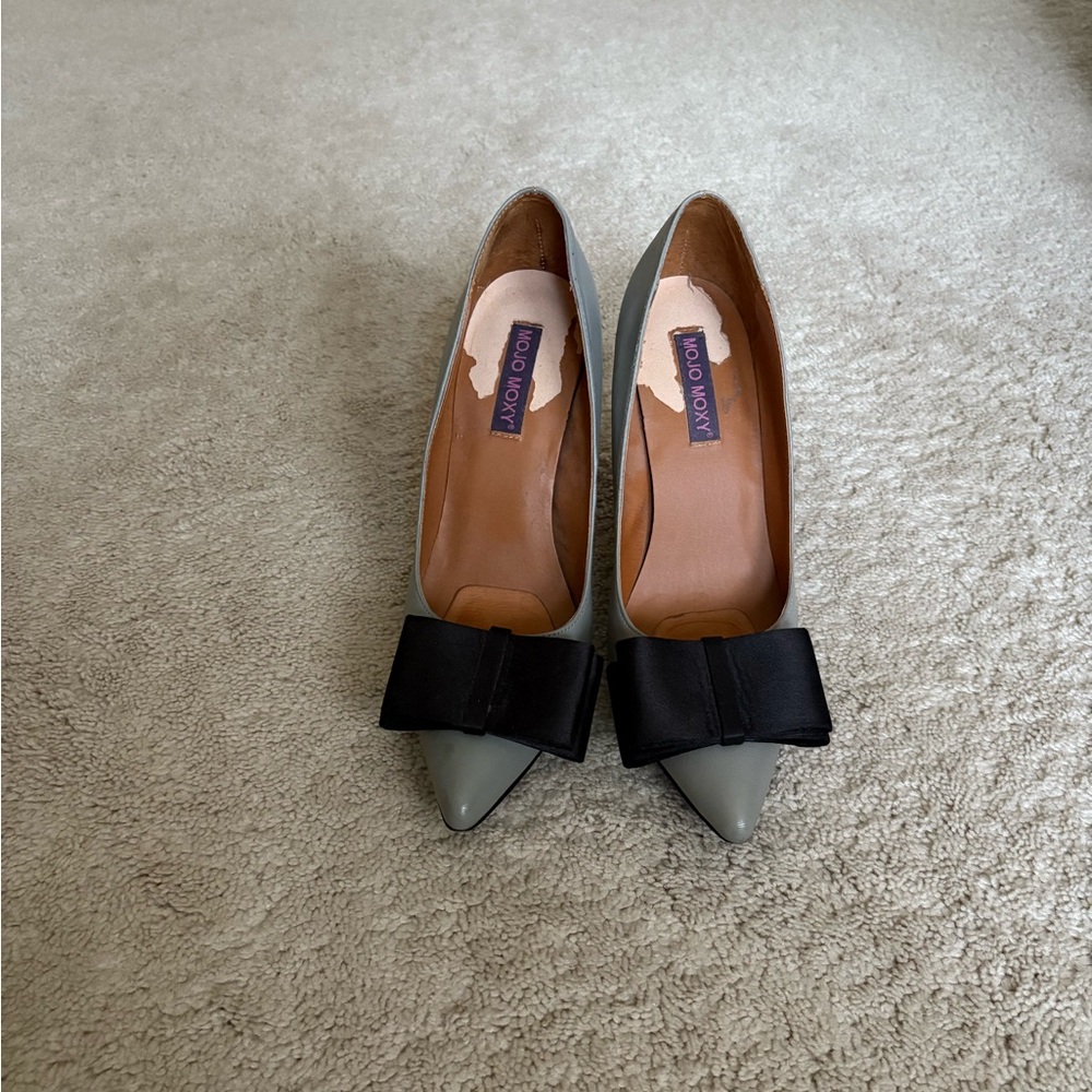 Mojo Moxy Gray Leather Pumps with Black Fabric Bow Size 9